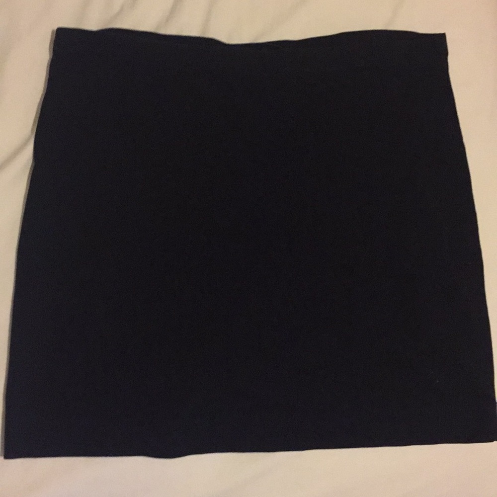 Fitted black skirt